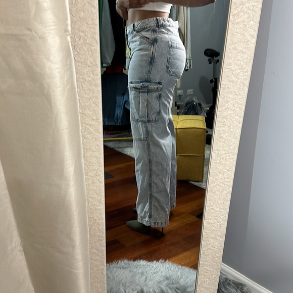 H&M light wash cargo jeans. - Picture 5 of 5